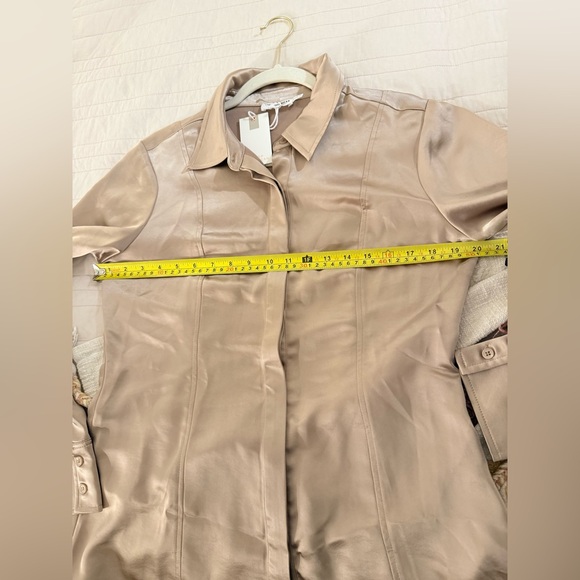 Good American Satin Fitted Button-Down Shirt in Champagne In Medium. - Picture 6 of 8